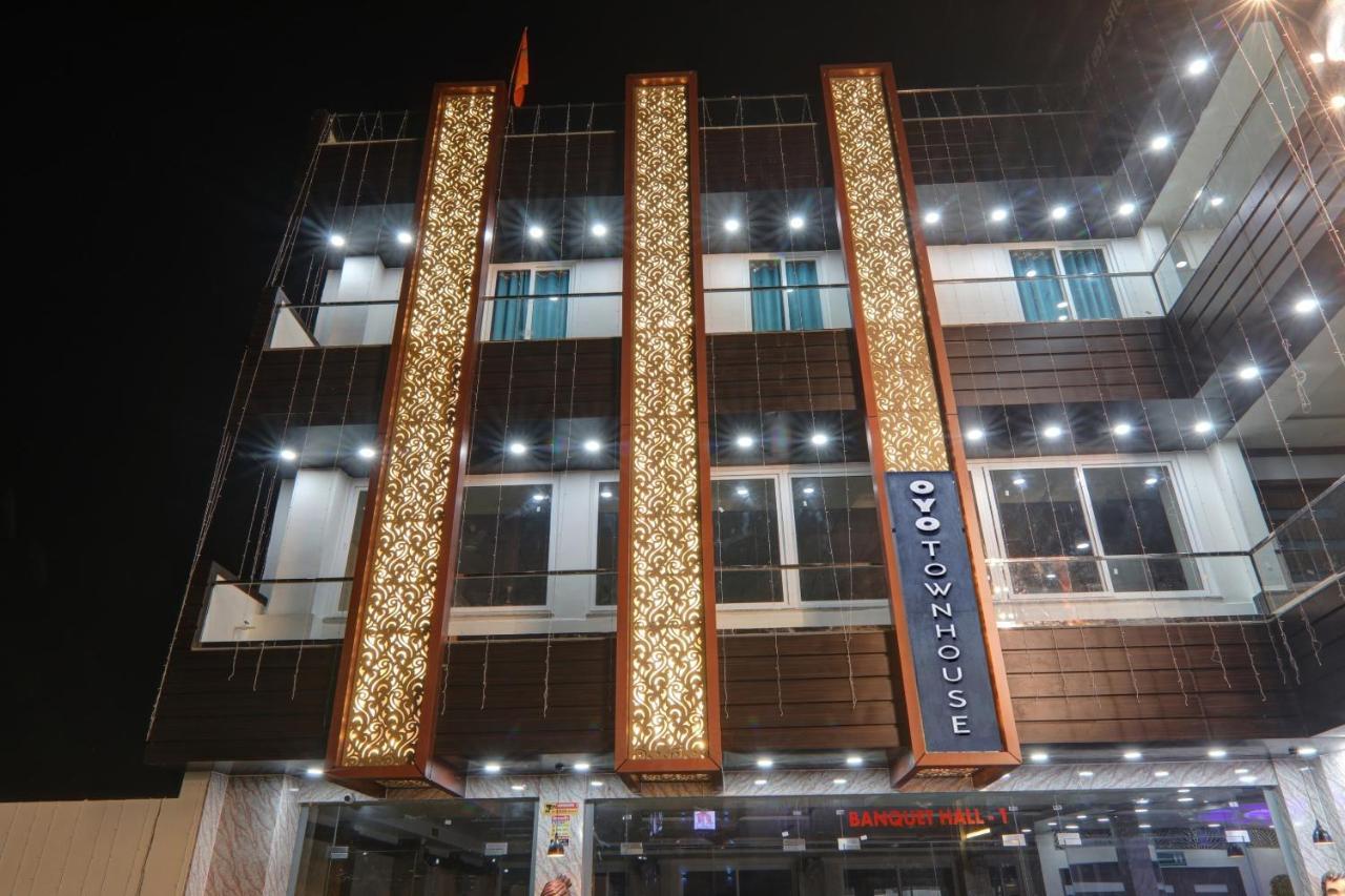Townhouse P.S.Palace Near Amausi Metro Station Lucknow Eksteriør bilde