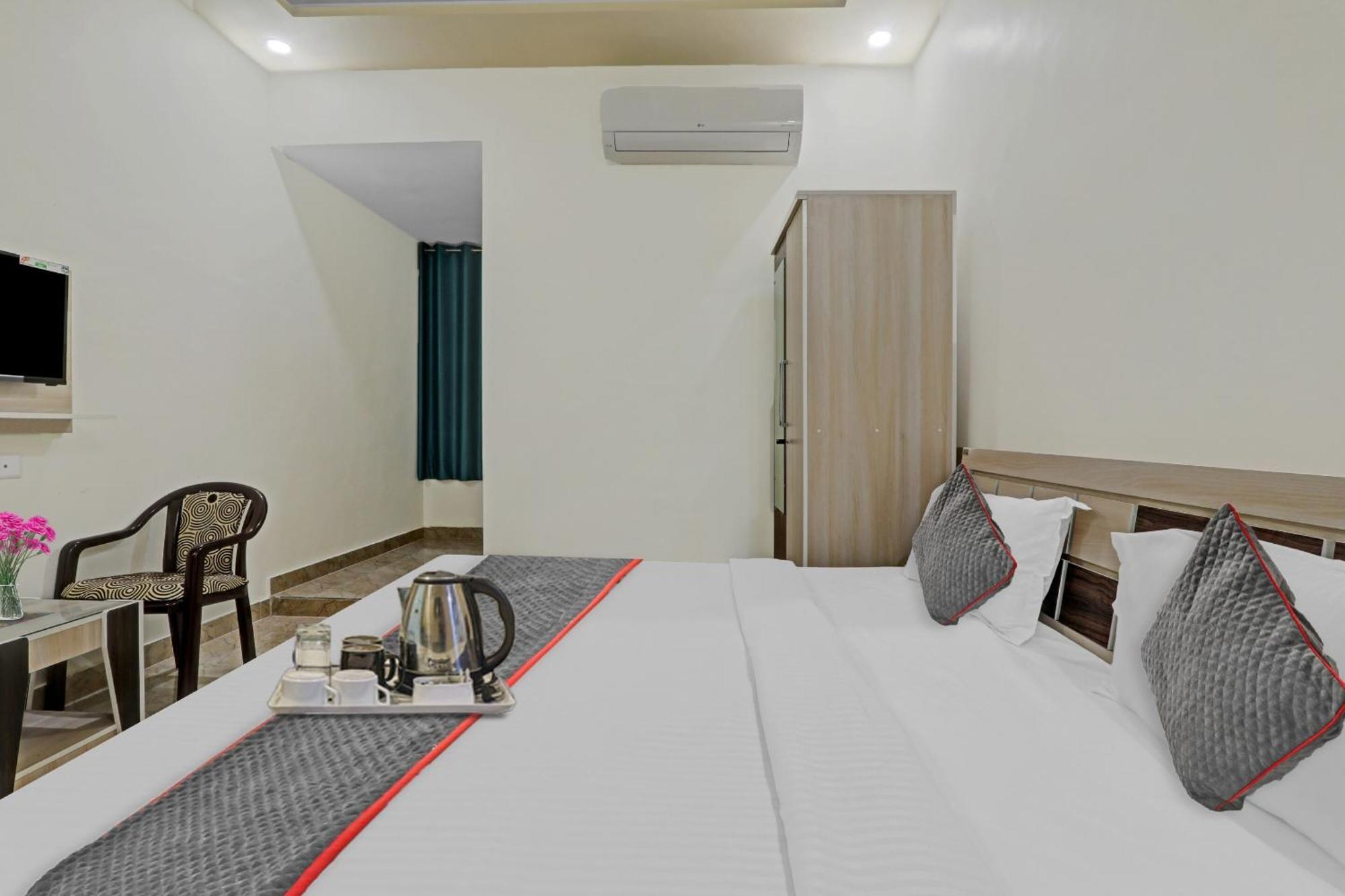Townhouse P.S.Palace Near Amausi Metro Station Lucknow Eksteriør bilde