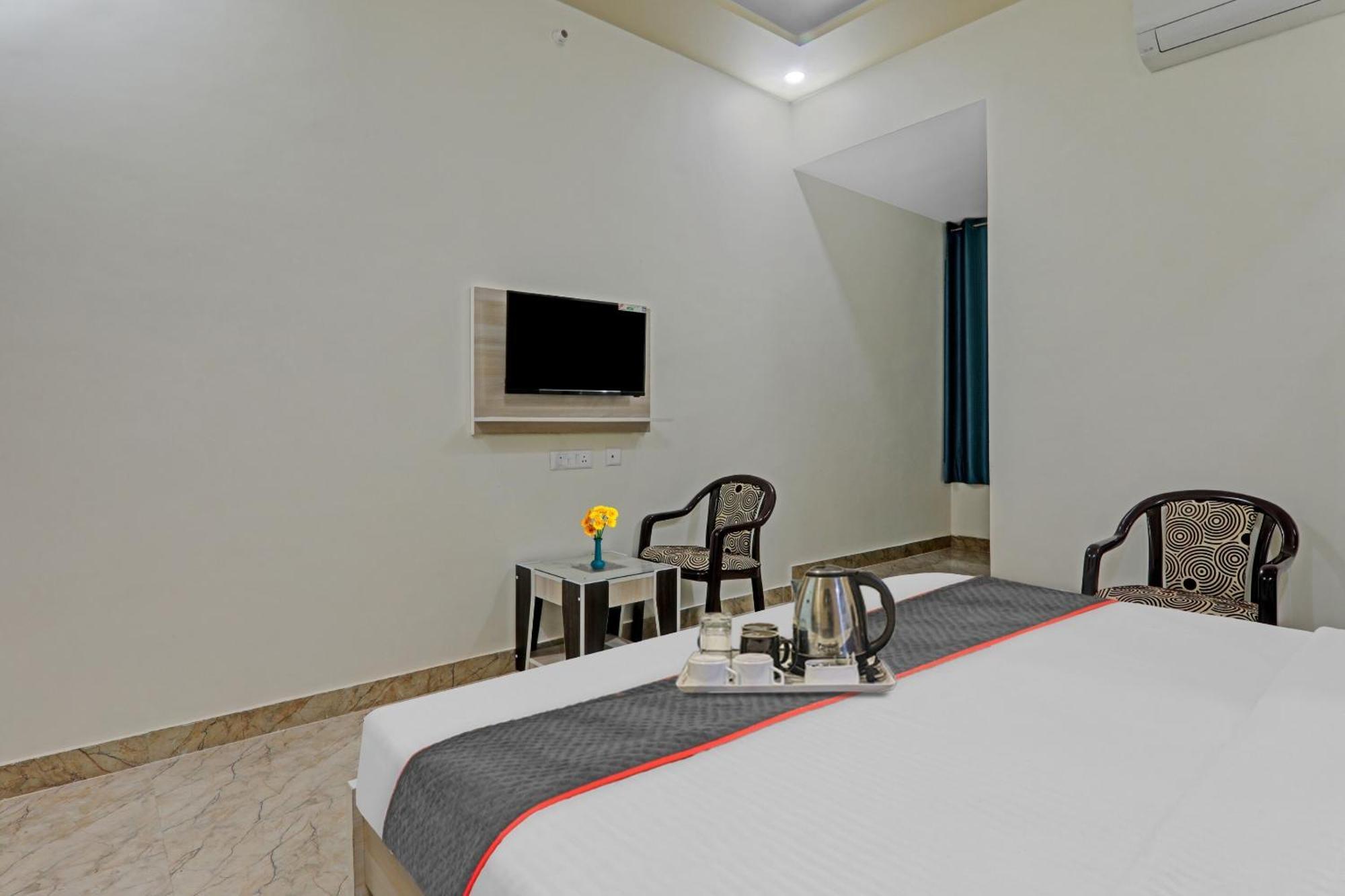 Townhouse P.S.Palace Near Amausi Metro Station Lucknow Eksteriør bilde