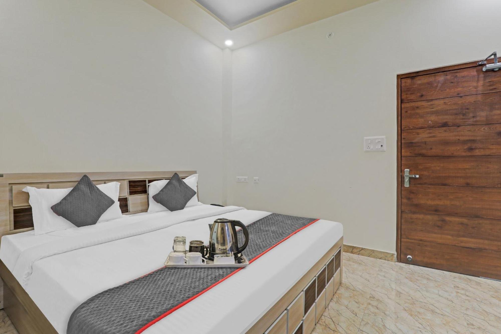 Townhouse P.S.Palace Near Amausi Metro Station Lucknow Eksteriør bilde