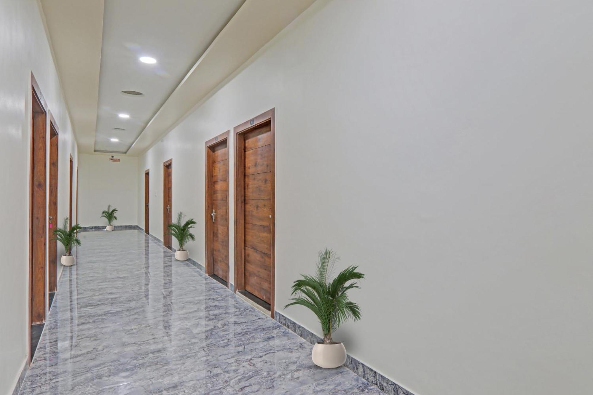 Townhouse P.S.Palace Near Amausi Metro Station Lucknow Eksteriør bilde