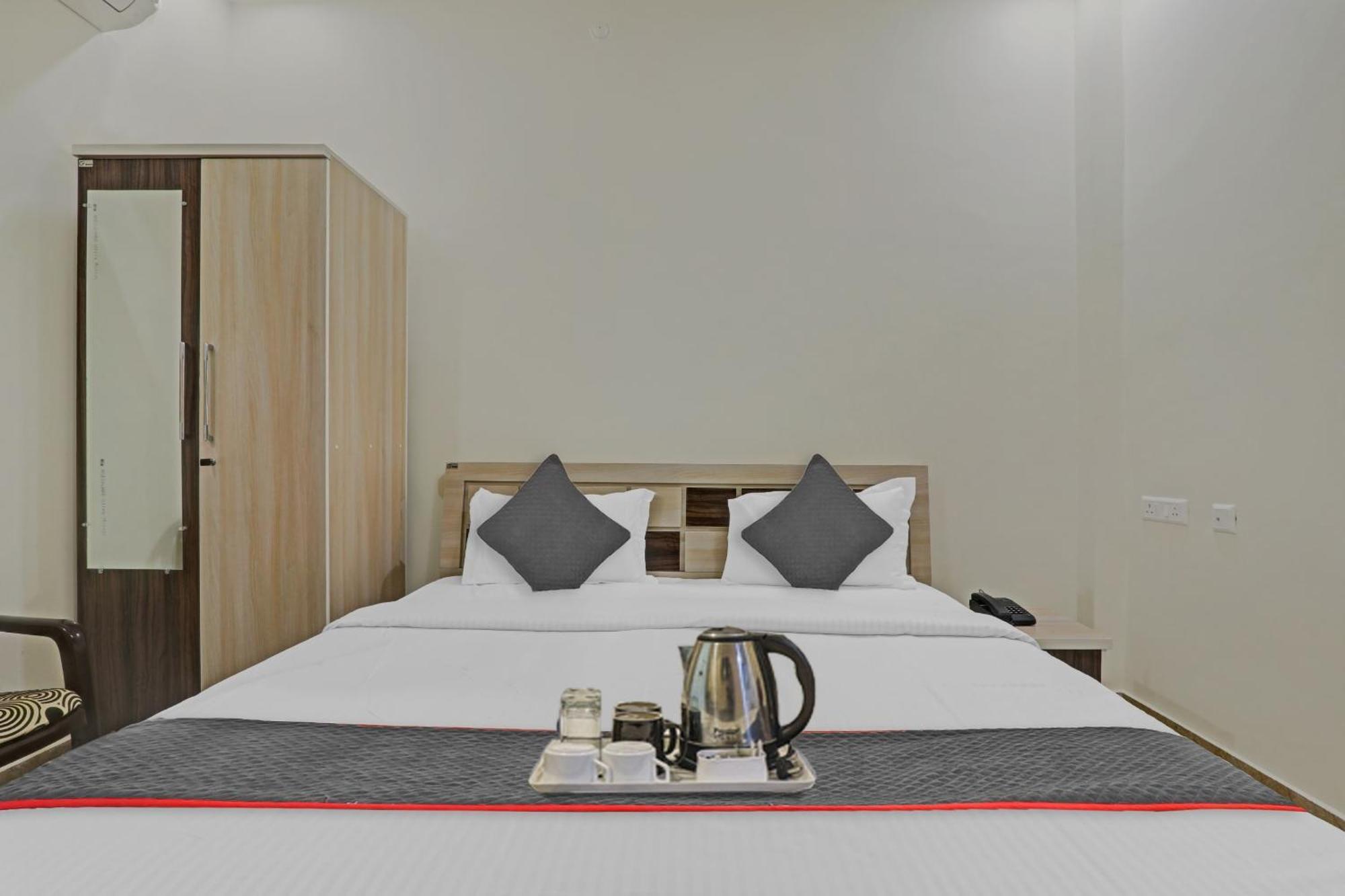 Townhouse P.S.Palace Near Amausi Metro Station Lucknow Eksteriør bilde