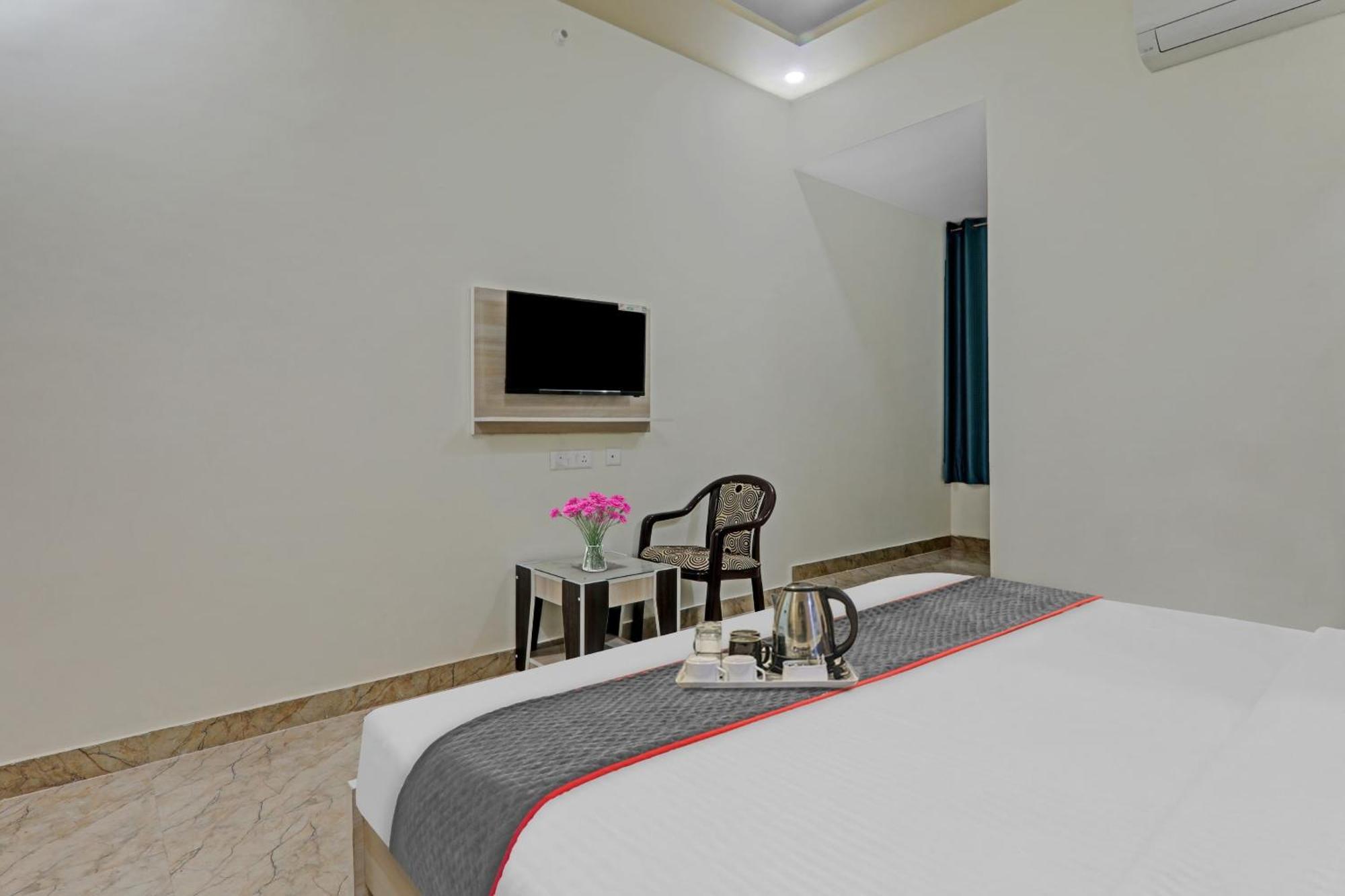 Townhouse P.S.Palace Near Amausi Metro Station Lucknow Eksteriør bilde