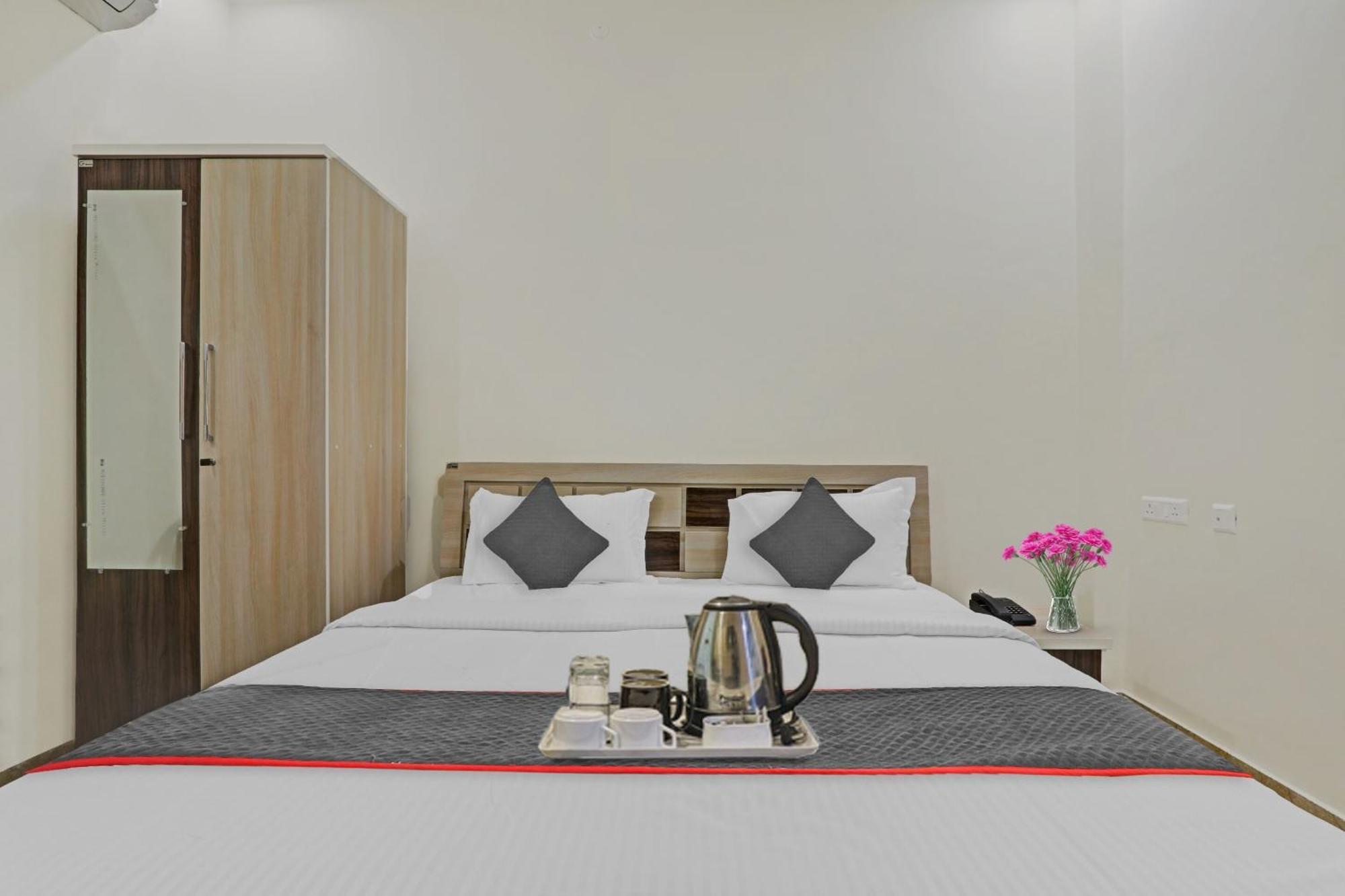 Townhouse P.S.Palace Near Amausi Metro Station Lucknow Eksteriør bilde