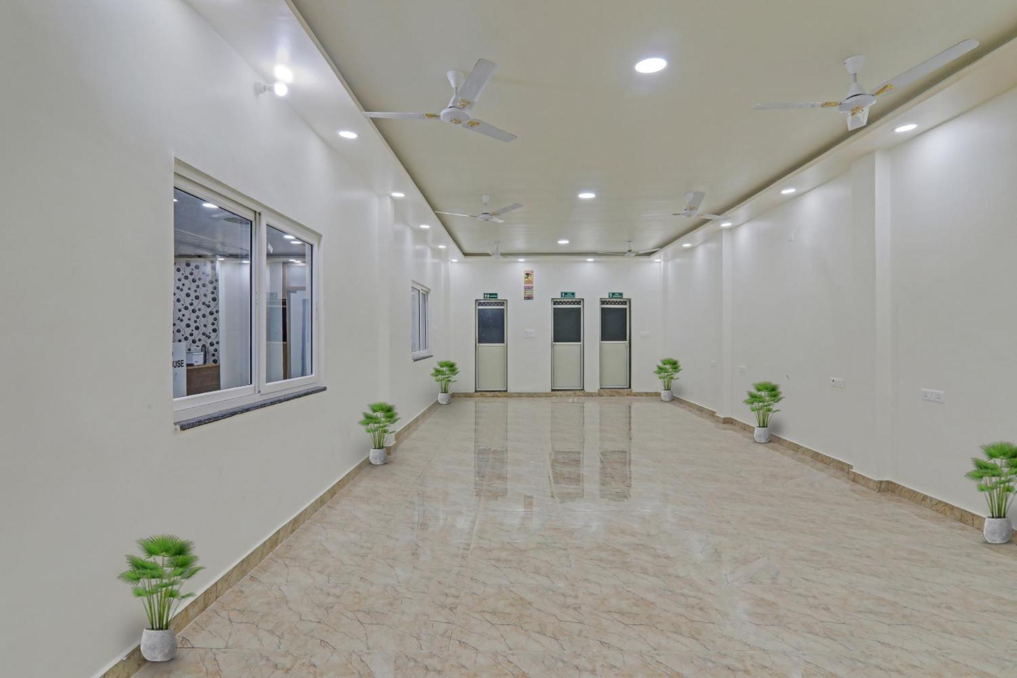 Townhouse P.S.Palace Near Amausi Metro Station Lucknow Eksteriør bilde
