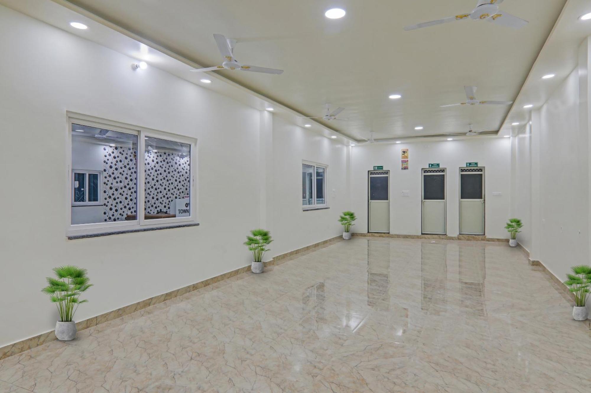 Townhouse P.S.Palace Near Amausi Metro Station Lucknow Eksteriør bilde